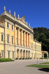 Obraz premium PALAZZO STORICO COLORATO A COMO, ITALIA, HISTORICAL COLORFUL BUILDING IN COMO, ITALY