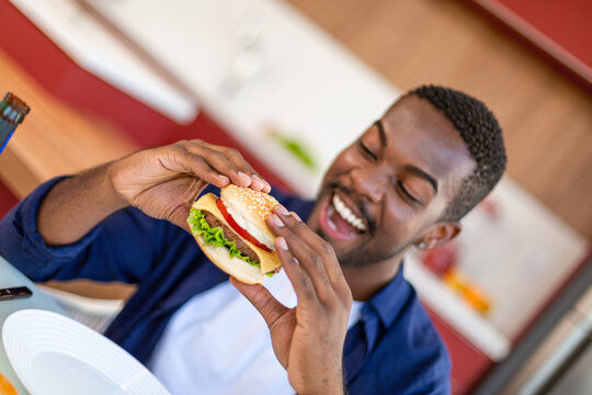Comendo hamb&uacute;rguer