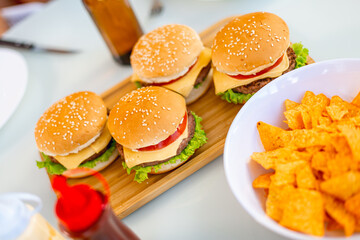 Hambúrguer e nachos