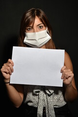 Affiche vierge dans les mains d'une femme