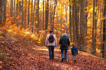 Großeltern mit Enkel beim Herbstspaziergang