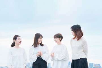 Obraz premium 笑顔で話す女性4人