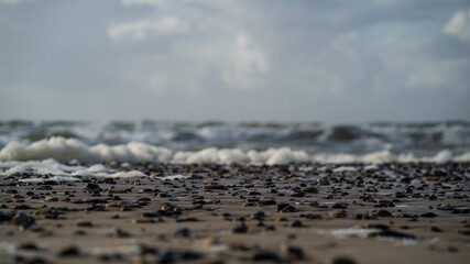 Steine und Wellen am Strand der Nordsee in Dänemark