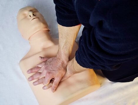 Sanitario ense&ntilde;ando RCP, reanimaci&oacute;n cardiopulmonar, en un curso.