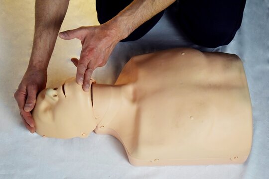 Sanitario ense&ntilde;ando maniobra frente ment&oacute;n