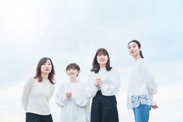 笑顔で話す女性4人