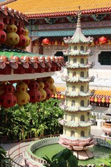 Buddistischer Tempel mit Laternen