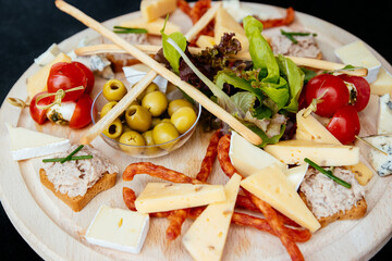 Snack for beer, cheese, gypsum, olives, sandwiches, sausages, slices.