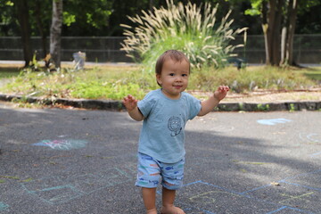 enfant mix franco chinoisun an debout dans parc