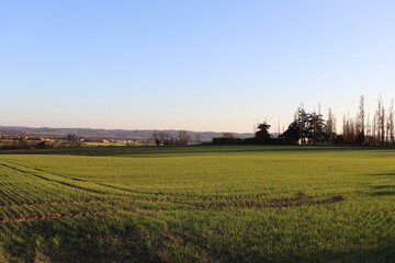 Vue sur les champs et sur la vallée de l'Ozon au coucher du soleil en automne, ville de Corbas, France