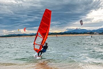 kite surfing y wind surfing en la bahía de Santander