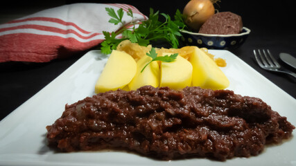Grützwurst mit Kartoffeln und Sauerkraut modern interpretiert.