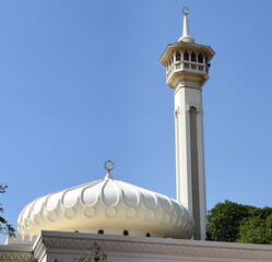Minarett und Kuppel der Bastakiya-Moschee im historischen Al-Fahidi-Viertel von Dubai