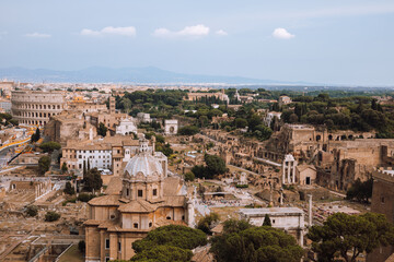 Obraz premium Panoramic view of city Rome with Roman forum and Colosseum from Vittoriano