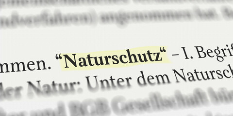 Naturschutz im Buch mit Textmarker markiert