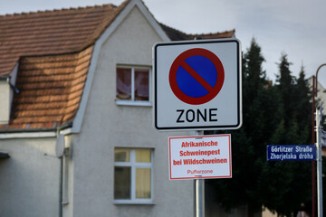 Ein Hinweisschild zum Gebiet mit Afrikanischer Schweinepest