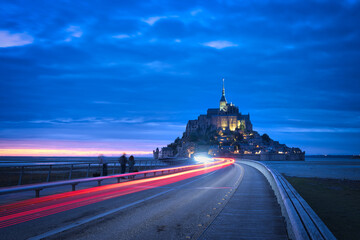 Fototapeta na wymiar Brücke mit Leuchtstreifen zum Mont-Saint-Michel, Normandie, Frankreich