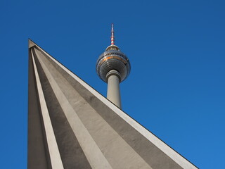 Fernsehturm Berlin mit Detail der Umbauung im Erdgeschoss