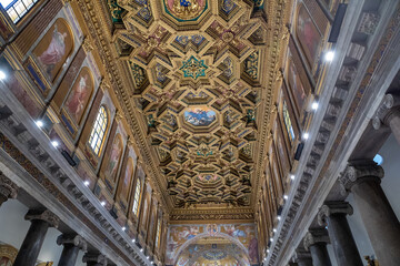 Fototapeta premium Panoramic view of interior of Basilica of Santa Maria in Trastevere