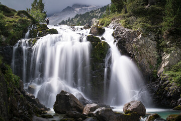 Fototapeta na wymiar Wasserfall am Río Ésera in den Pyrenäen, Spanien