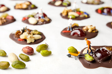 Figurines qui fabriquent les mendiants en chocolat