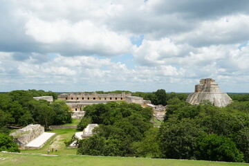 Fototapeta na wymiar uxmal, mexico, yucatan. monument, pyramid, unesco, buildings, merida, campeche, sky, nature