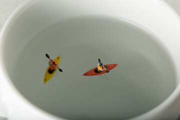 Figurines naviguent dans la tasse de café