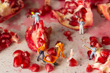Figurines qui épluchent la grenade