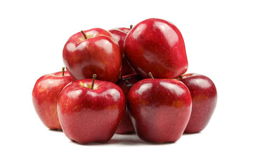 Grupo de manzanas colocadas y aisaladas sobre fondo blanco. Variedad roja Starking.