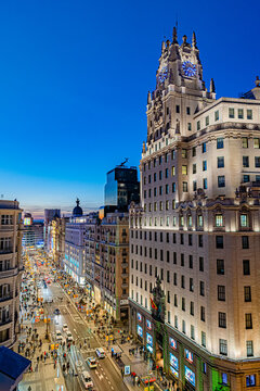 Gran v&iacute;a madrile&ntilde;a al atardecer.