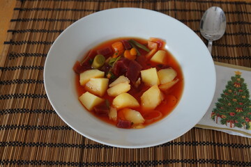 Rote Beete Suppe mit Kartoffeln