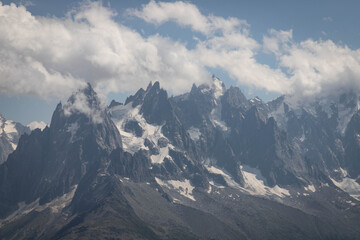 Chaîne de montagnes enneigées de Chamonix - Mont - Blanc, dans les Alpes françaises