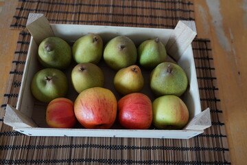 Birnen und Äpfel in einer Holzkiste