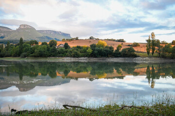 Obraz premium Panoramic views of the Maroño reservoir, with reflections in the water