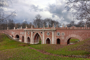Obraz premium The big brick bridge over a ravine on the territory of Tsaritsyno Park in Moscow, Russia