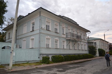 Fototapeta na wymiar Вологда, набережная 6-й армии, деревянный дом