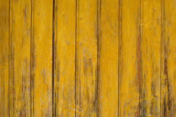 Fond d'une porte en vieilles lattes de bois jaunes