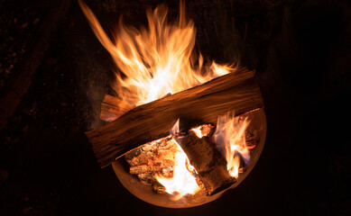 Feuerschale mit brennendem Holz