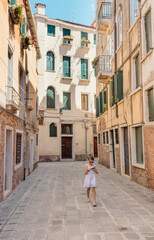 ruelle de Venise avec une fille tenant un appareil photo dans les mains