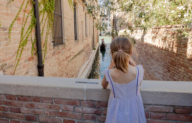 rue de Venise en Italie avec une petite fille faisant du tourisme