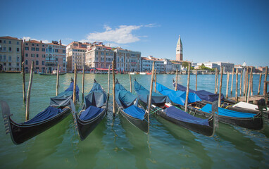 Fototapeta na wymiar Les canaux de Venise en Italie: bateaux et gondoles sur l'eau