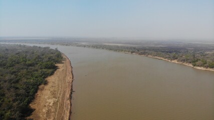 Laguna con costas cercanas 
created by dji camera