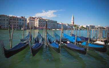 Fototapeta na wymiar Les canaux de Venise en Italie: bateaux et gondoles sur l'eau