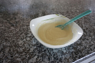 selbstgerechter Brei f&uuml;r das Baby, Sch&uuml;ssel, L&ouml;ffel, Brei, Babynahrung