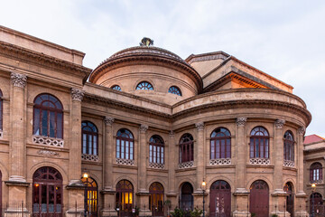 Morgen in Palermo bei aufgehender Sonne in der Altstadt auf Sizilien in Italien, Europa