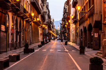 Fototapeta na wymiar Morgen in Palermo bei aufgehender Sonne in der Altstadt auf Sizilien in Italien, Europa