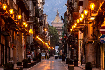 Fototapeta premium Morgen in Palermo bei aufgehender Sonne in der Altstadt auf Sizilien in Italien, Europa