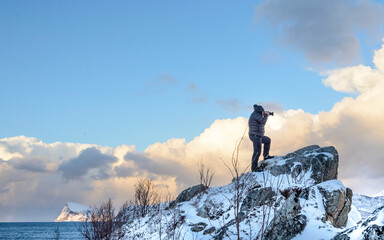 Fotografo captando paisaje nevado en el ártico. Sommaroy, Nordland, Noruega