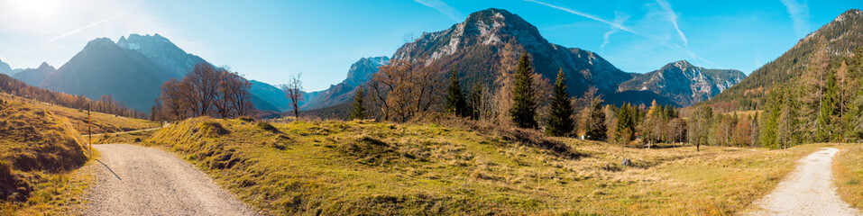 Hochkalter und die Berchtesgadener Alpen an einem sonnigen Tag im Herbst 