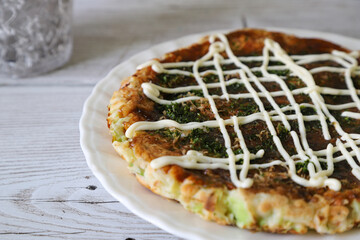 皿にのせたお好み焼き